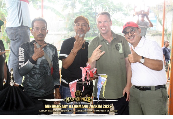 H.Lukman Photo bersama Mr Paul turis asal Belanda yang sengaja datang untyuk mendukung gelarannya