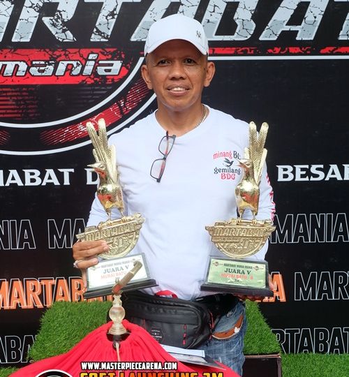 H.Jhon bawa trophy mewah hasil kerja MB besutannya Gemilang