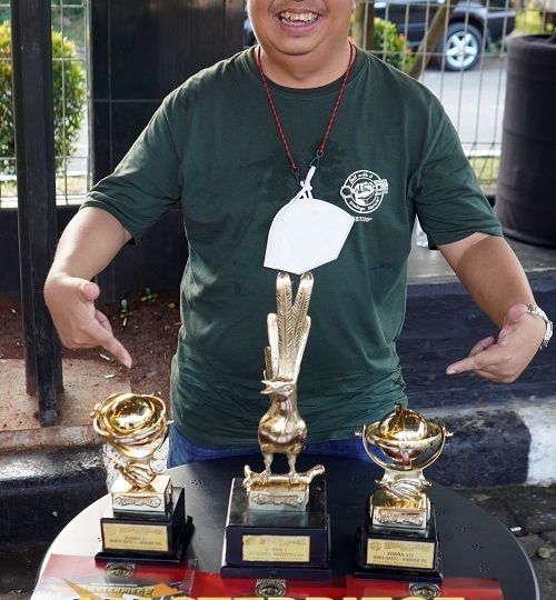 Mr Prano Bangga dengan tiga trophy mewah hasil kerja Thor dan Thos