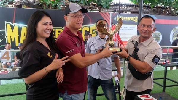 Mr R sang pemilik mb cadas ATM bawa trophy mewah sebagai juara pertama